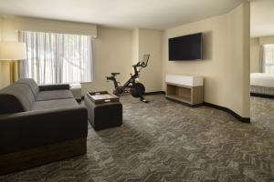 TV a/nebo společenská místnost v ubytování SpringHill Suites Fort Worth University