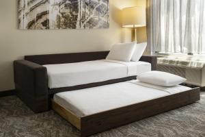 Postel nebo postele na pokoji v ubytování SpringHill Suites Fort Worth University