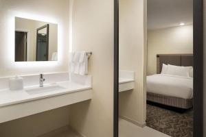 Postel nebo postele na pokoji v ubytování SpringHill Suites Fort Worth University