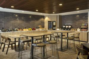 un restaurante con mesas y sillas en una cocina en SpringHill Suites Fort Worth University, en Fort Worth