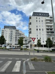 een straat met een opbrengstbord voor gebouwen bij Agréable 2 pièces avec balcon et Parking transports by immo kit bnb in Sarcelles