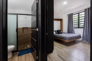 een kleine slaapkamer met een bed en een toilet bij Residencia en Oaxaca Casa Negra in Oaxaca City