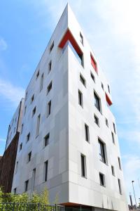 ein weißes Gebäude mit einem roten Streifen darauf in der Unterkunft Hôtel Belvue in Brüssel