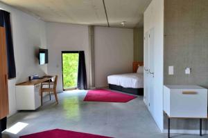 Voodi või voodid majutusasutuse Hôtel Belvue toas