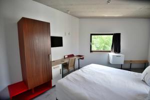 Voodi või voodid majutusasutuse Hôtel Belvue toas