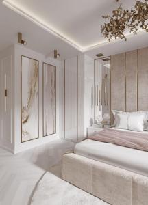 Habitación blanca con cama grande y lámpara de araña. en Special VIP Mariott Apartment en Bakú