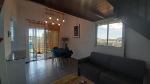 MatouryLocaGuyane的客厅里有一张沙发和一张桌子。