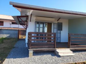 Casa con valla de madera y porche en LocaGuyane, en Matoury