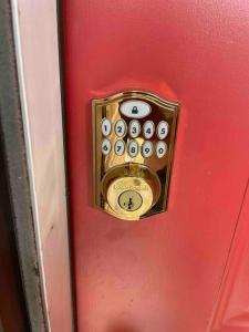 un bouton de porte dorée sur une porte rouge dans l'établissement Prattville Delight*Jacuzzi Tub*+Central Location*, à Prattville