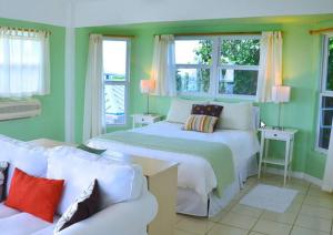 Ліжко або ліжка в номері Dragon Cay Resort Mudjin Harbour