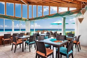 Ресторан / й інші заклади харчування у Dragon Cay Resort Mudjin Harbour