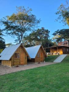 a wooden barn with a metal roof at Pousada Sossego do Tocantins in Lajeado