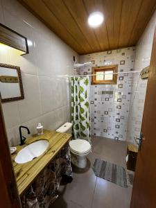 een badkamer met een wastafel en een toilet bij Pousada Sossego do Tocantins in Lajeado