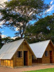 a wooden cabin with a metal roof at Pousada Sossego do Tocantins in Lajeado