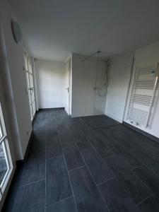 an empty room with a shower and a tiled floor at Ferienwohnung Blick Thyratal Obergeschoss in Stolberg