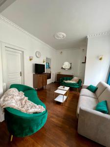 a living room with a couch and a table at Appartement de luxe avec fresque, hyper centre et parking sûre in Fontainebleau