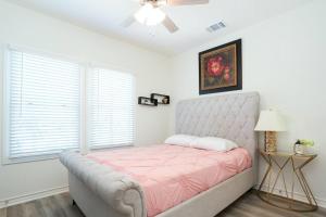 - une chambre avec un lit et une couverture rose dans l'établissement Modern & Furnished Home near Downtown & Fort Sam, à San Antonio