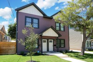 une maison violette avec un blanc dans l'établissement Modern & Furnished Home near Downtown & Fort Sam, à San Antonio