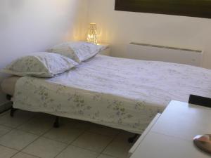 Ένα ή περισσότερα κρεβάτια σε δωμάτιο στο Bel appartement meublé et aménagé