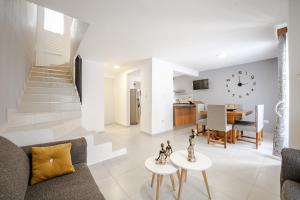 Кухня или мини-кухня в Estrena casa a minutos del aeropuerto
