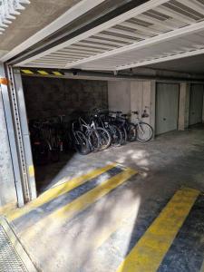- un groupe de vélos garés dans un garage dans l'établissement Appartement aux Minimes Magnifique Vue Mer au pied de la Plage 50m2-2ch., à La Rochelle