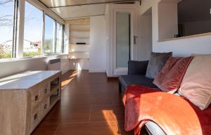 ein Wohnzimmer mit einem Sofa und einem großen Fenster in der Unterkunft Pamiers gare - 2 Appartements à louer ou Chambre parentale indépendante in Pamiers