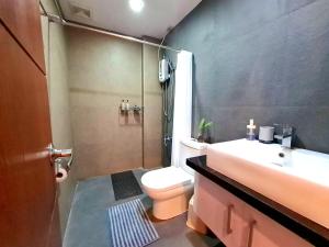 e bagno con servizi igienici, lavandino e doccia. di Serenity Home near Ayala Malls Serin a Tagaytay