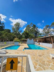 クーニャにあるPousada e Restaurante Clima da Serraのリゾートのプールの画像