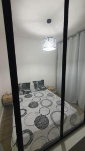 Habitación con cama en la esquina de una habitación en Appartement centre-historique 70 m2 en Fréjus
