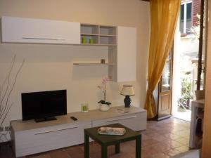 En TV eller et underholdningssystem på Serbelloni Holiday Apartment 20