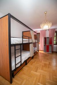 Women's Only Hostel - Female Only في براغ: غرفة بسريرين بطابقين وثريا