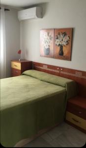 sypialnia z łóżkiem i obrazem na ścianie w obiekcie Apartamento Balneario playa Caleta w Kadyksie