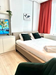 een slaapkamer met een groot bed en een televisie bij Heart of Grand Place Beautiful Studio in Brussel