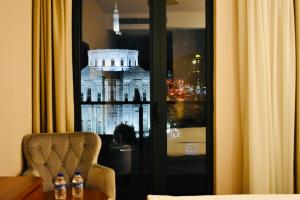 Istanbul Midpoint Hotel في إسطنبول: غرفة مع نافذة مطلة على مبنى