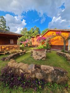 a garden in front of a house at Pousada e Restaurante Clima da Serra in Cunha