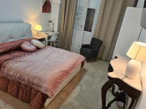 um quarto com uma cama, uma secretária e uma cadeira em Ruggero Settimo Gallery em Palermo