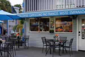 um grupo de mesas e cadeiras em frente a um restaurante em Celebration Suites em Orlando