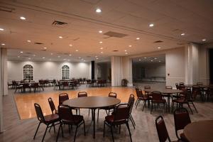 ein großes Zimmer mit Tischen und Stühlen in der Unterkunft Whalers Inn and Suites in New Bedford