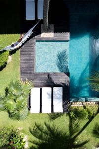 einen Blick über einen Pool mit einer Palme in der Unterkunft Casa Elea in Jericoacoara