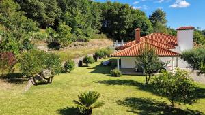 una casa en un jardín con césped en Quinta da Caselinha, en Paredes de Coura