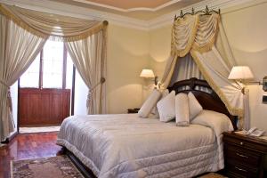 Postel nebo postele na pokoji v ubytování San Marino Royal Hotel