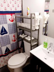 ein Bad mit einem WC und einem Waschbecken in der Unterkunft Elegancia Acogedora: Tu Rincón en San Juan in San Juan