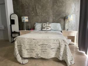 sypialnia z łóżkiem i dwoma stołami z lampkami w obiekcie VILLA GRANDEZZA w Punta Cana