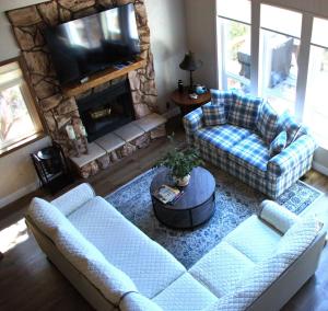 a living room with two couches and a fireplace at Coastal Retreat Cambria 2 King 1 Queen Bed Fireplace Wi-Fi Free Parking in Cambria