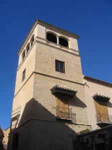 une grande tour d'un bâtiment avec deux fenêtres dans l'établissement Residencia Universitaria San José, à Malaga