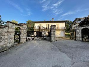 un cancello di fronte a una casa con un edificio di Appartamento Marchesini a Ceccano