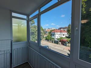 a room with windows with a view of a street at Cozy Modern Apartment Km 0 Craiova in Craiova