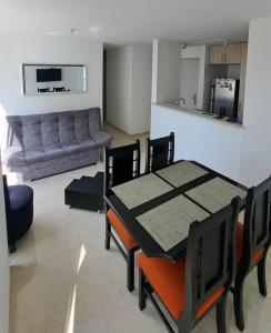 sala de estar con mesa, sillas y sofá en Cómodo y Completo Apartamento, Excelente Ubicación, Cerca Expofuturo, Estadio, Ukumari - Incluye Parqueadero - Pereira en Pereira