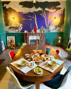 阿列河畔美岸的住宿－Maison Mandarine，一张桌子,上面有食物,放在画室里