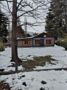 een huis in een tuin met sneeuw op de grond bij Casa Azul in Potrerillos